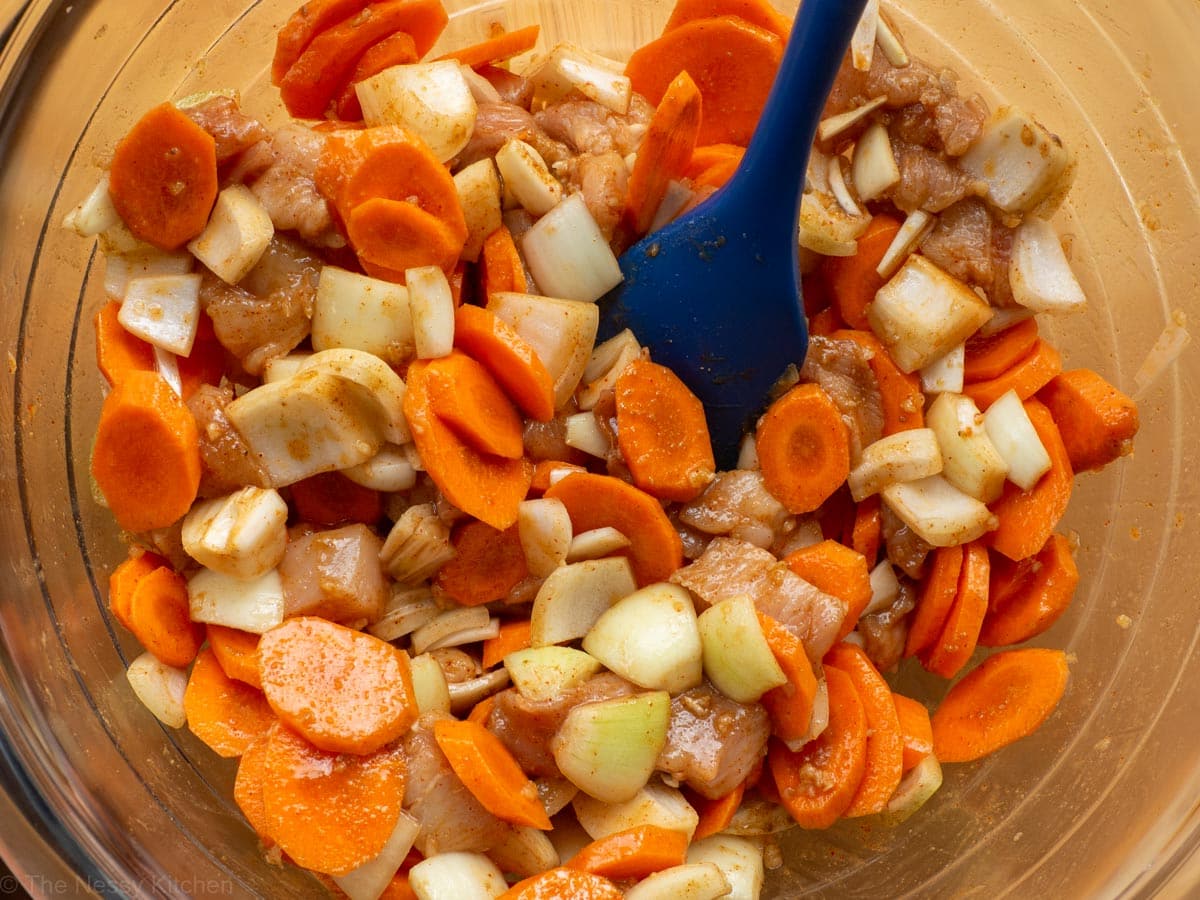 Mixed ingredients for cumin chicken.