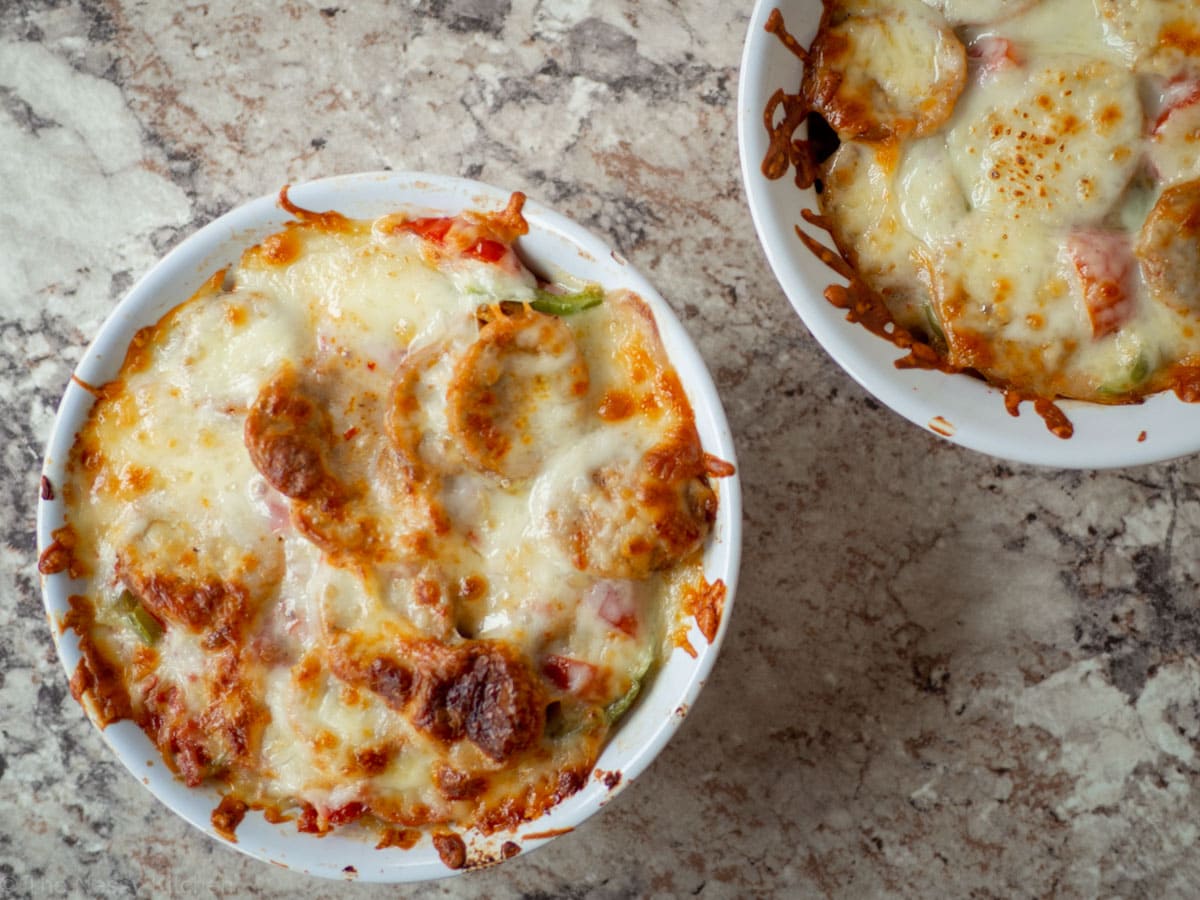 Quinoa pizza bowls top view.